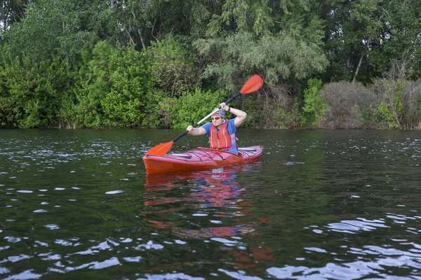 Viaje en el río en un kayak en un día soleado . —  Fotos de Stock