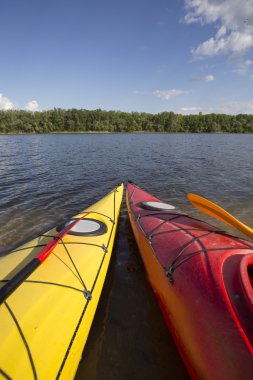 Kumsalda kamp. Güneşli bir günde sahilde kayık.