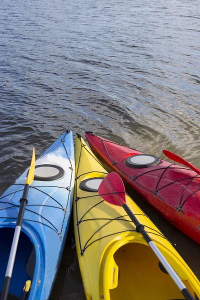 Camping en la playa.Kayak en la playa en un día soleado . — Foto de Stock