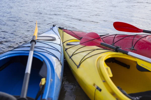 Kumsalda kamp. Güneşli bir günde sahilde kayık.