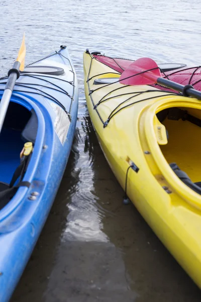 Camping on the beach.Kayak on the beach on a sunny day. — Stock Photo, Image