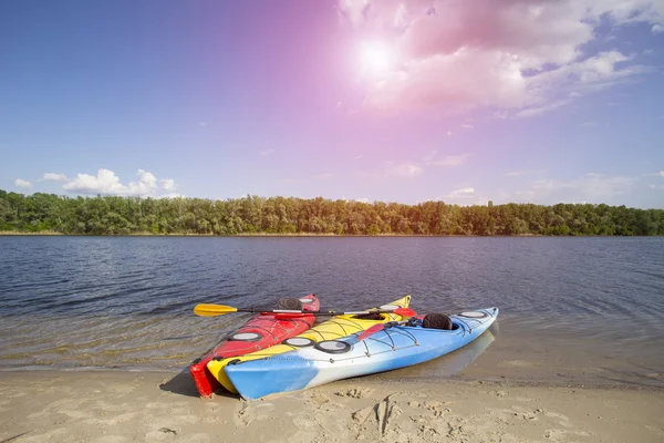 Camping sur la plage.Kayak sur la plage par une journée ensoleillée . — Photo