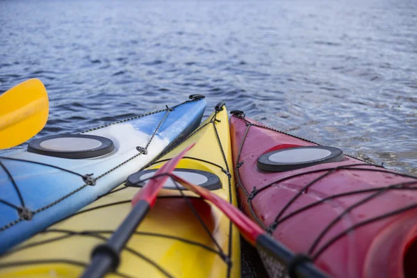 Camping en la playa.Kayak en la playa en un día soleado . — Foto de Stock