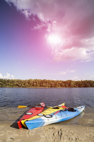 Camping en la playa.Kayak en la playa en un día soleado . — Foto de Stock