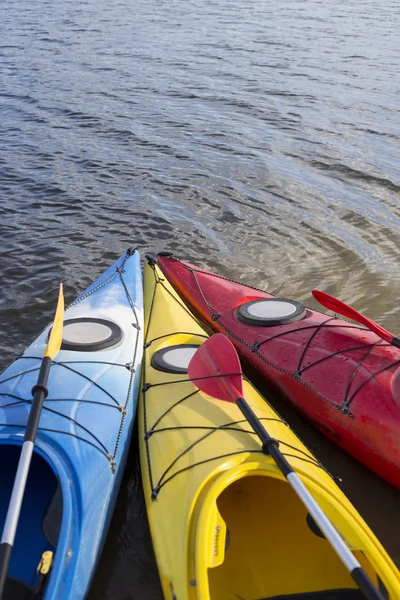 Camping en la playa.Kayak en la playa en un día soleado . — Foto de Stock