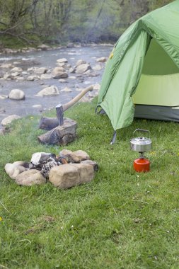 Kupa bir günlük bir kamp ateşi yanında duruyor.