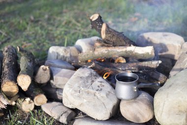 dağın tepesinde kamp.