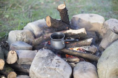 dağın tepesinde kamp.