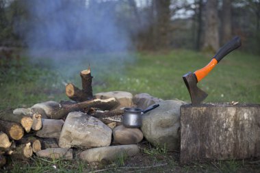 dağın tepesinde kamp.