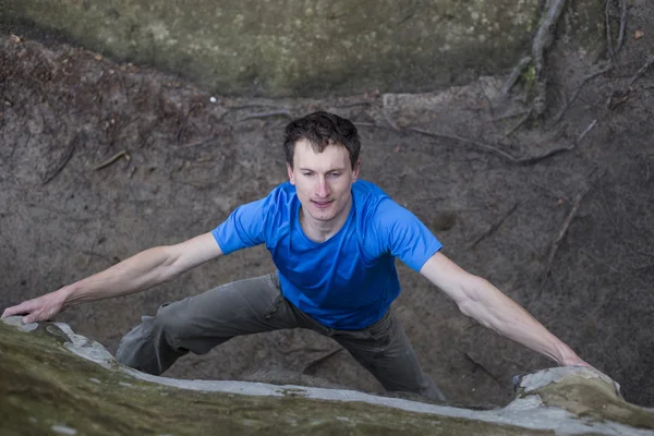 Sportler klettert mit Seil auf Felsen. — Stockfoto