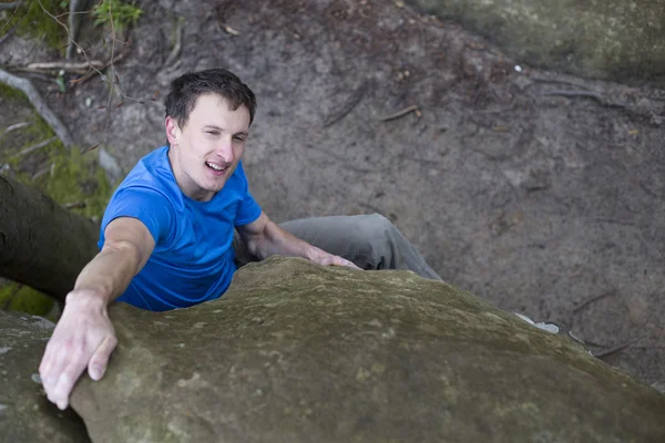 Sportler klettert mit Seil auf Felsen. — Stockfoto