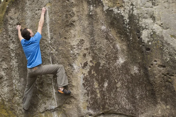 Athlete climbs on rock with rope. — Stock Photo, Image