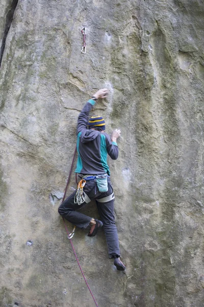 Sportler klettert mit Seil auf Felsen. — Stockfoto