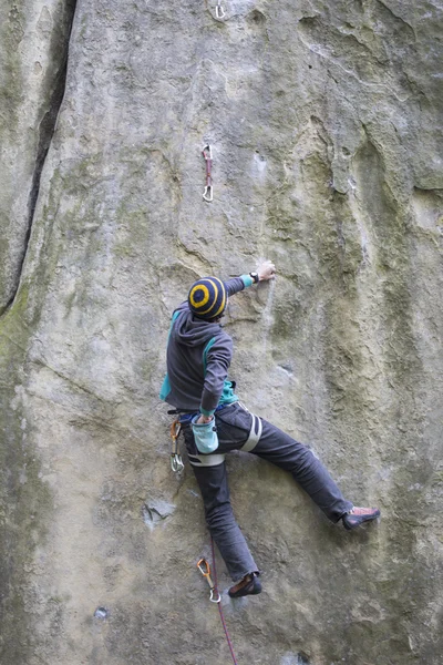 Athlete climbs on rock with rope. — Stock Photo, Image