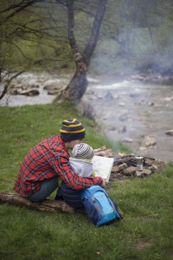 Baba ve oğul oturan bir kamp ateşi kamp alanında yakın ve l vardır