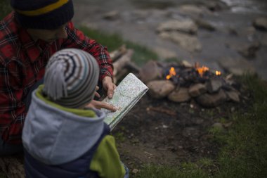 Baba ve oğul oturan bir kamp ateşi kamp alanında yakın ve l vardır