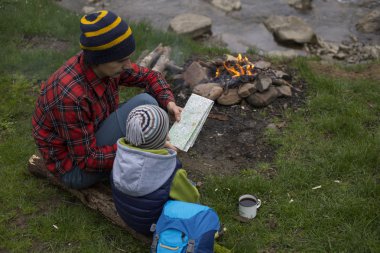 Baba ve oğul oturan bir kamp ateşi kamp alanında yakın ve l vardır