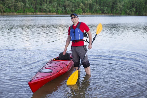 Fahrt auf dem Fluss im Kajak an einem sonnigen Tag. — Stockfoto