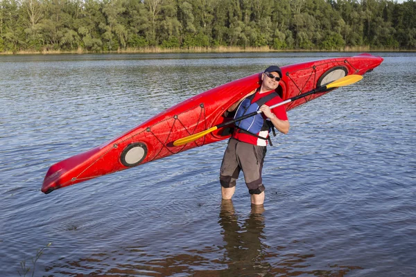 Fahrt auf dem Fluss im Kajak an einem sonnigen Tag. — Stockfoto