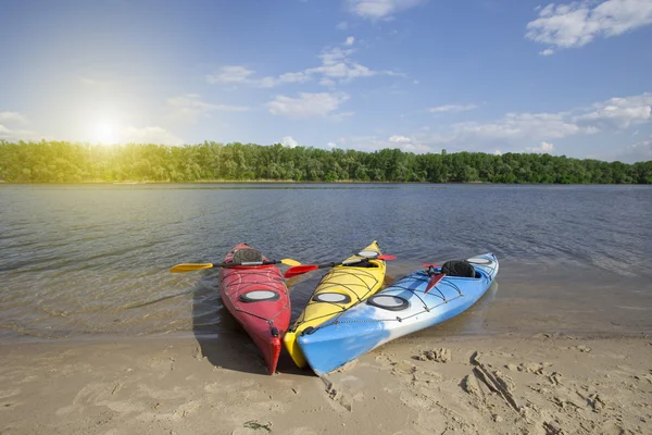 Kayak on the beach on a sunny day. — Stock Photo, Image