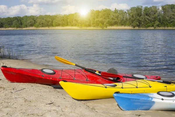 Kayak sulla spiaggia in una giornata di sole . — Foto Stock