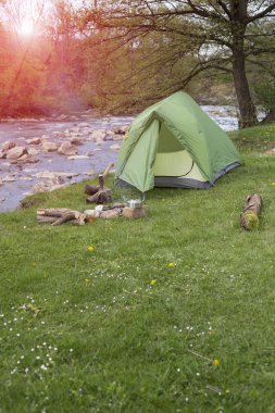Kupa bir günlük bir kamp ateşi yanında duruyor.