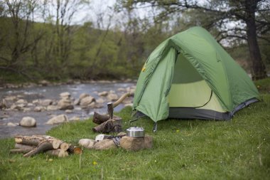 Kupa bir günlük bir kamp ateşi yanında duruyor.