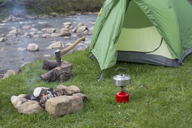 Kupa bir günlük bir kamp ateşi yanında duruyor.