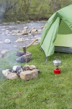 Kupa bir günlük bir kamp ateşi yanında duruyor.