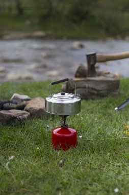 Kupa bir günlük bir kamp ateşi yanında duruyor.