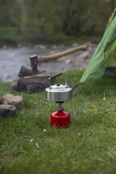 Kupa bir günlük bir kamp ateşi yanında duruyor.