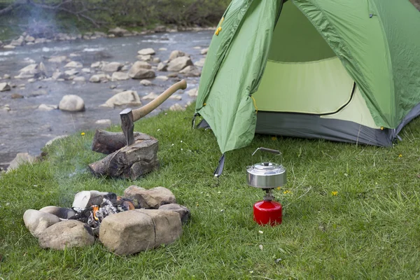 Kupa bir günlük bir kamp ateşi yanında duruyor.