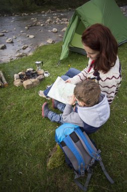 Anne ve oğlu ateşin yanında oturup.