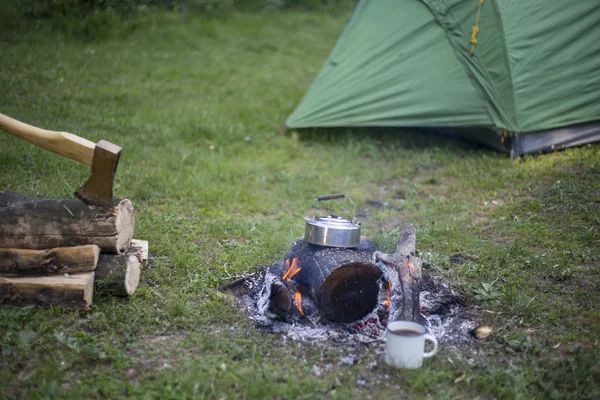 Campeggio nel bosco . — Foto Stock