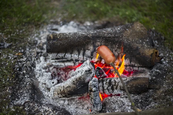 A tűzön főzés kolbász. — Stock Fotó