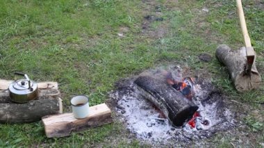 Nehir kıyısında ormanda kamp.