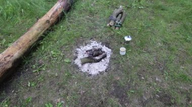 Nehir kıyısında ormanda kamp.