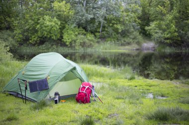 Nehir kıyısında ormanda kamp.