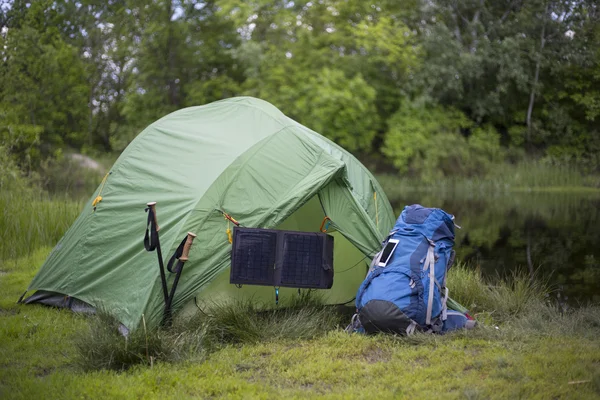 Camping i skogen på stranden av floden. — Stockfoto