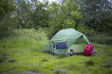 Nehir kıyısında ormanda kamp.