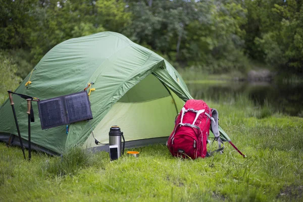 Camping in the woods on the banks of the river. — Stock Photo, Image