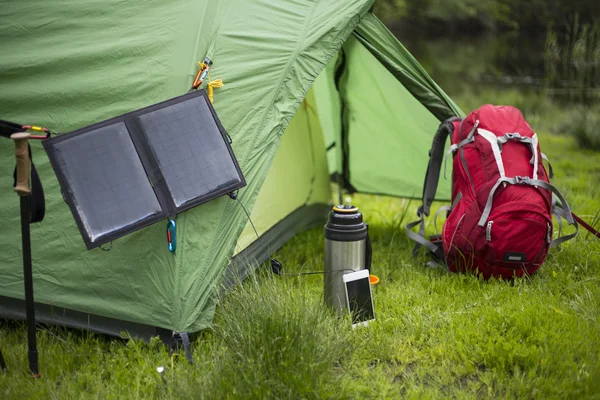 Acampar en el bosque a orillas del río . —  Fotos de Stock