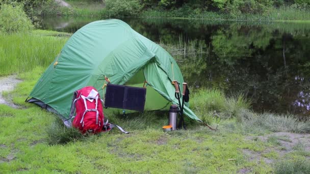 Het zonnepaneel gekoppeld aan de tent. — Stockvideo