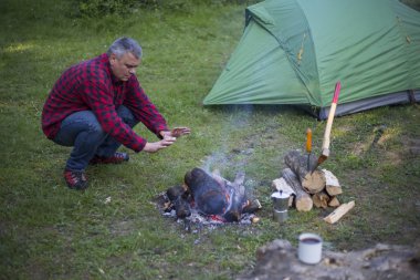 Adam ateş üzerinde kahve pişiriyor.