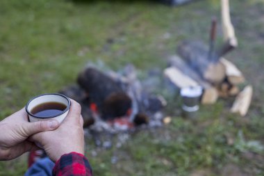Adam ateş üzerinde kahve pişiriyor.