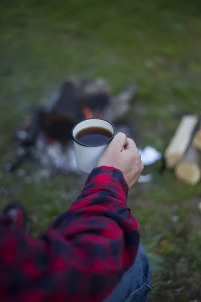 El hombre cocina el café en el fuego . — Foto de Stock