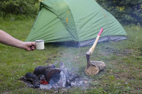 Man cooks the coffee on the fire. — Stock Photo, Image