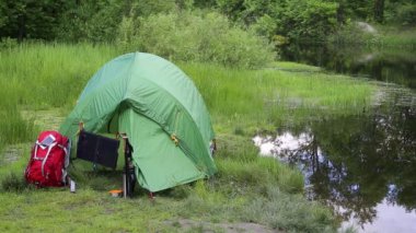 Çadır için bağlı güneş paneli.
