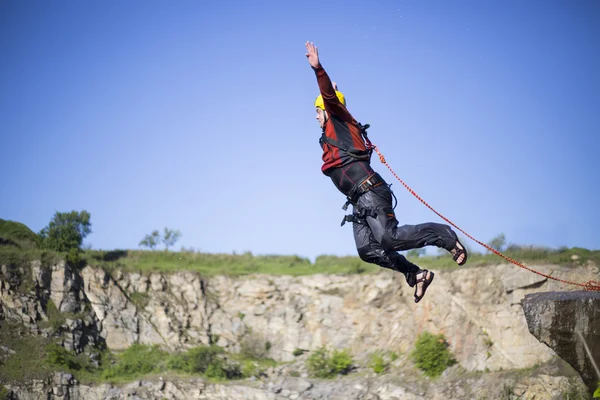 Saute d'une falaise avec une corde . — Photo