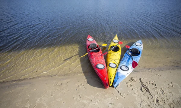 Viaggiare in kayak sul fiume . — Foto Stock